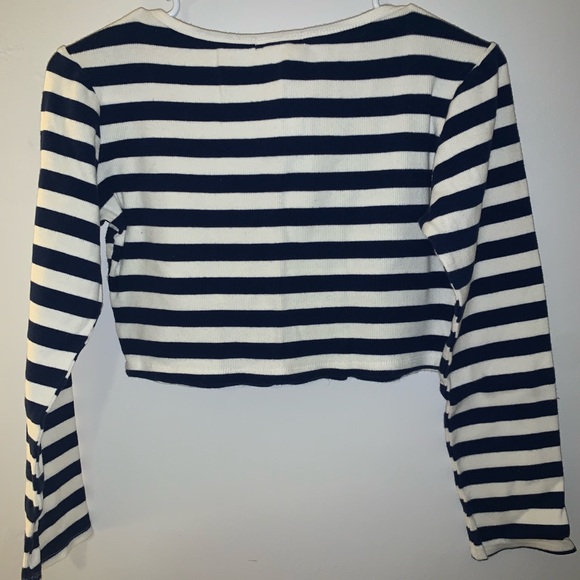 Cropped Long Sleeve - Picture 3 of 3